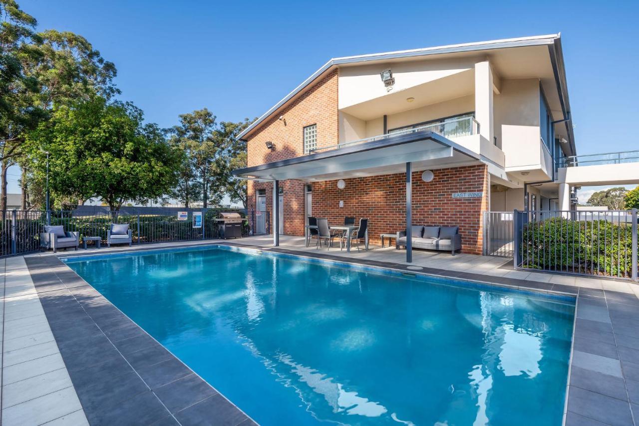 霍克斯伯里赛俱乐部汽车旅馆 温莎 外观 照片 A swimming pool in Australia