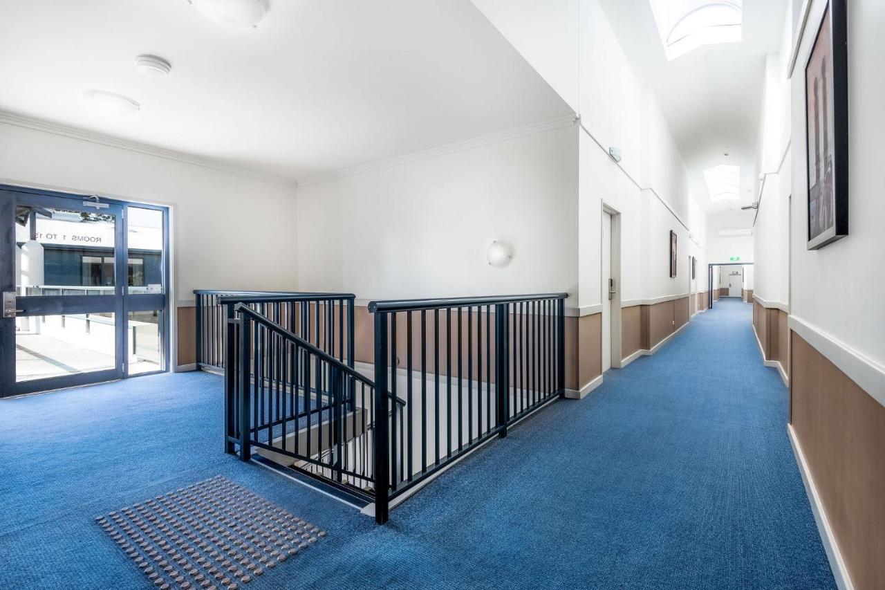 霍克斯伯里赛俱乐部汽车旅馆 温莎 外观 照片 The interior of the new building