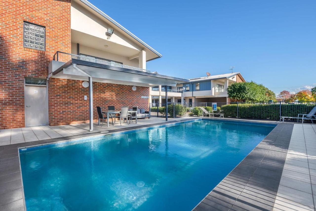 霍克斯伯里赛俱乐部汽车旅馆 温莎 外观 照片 A pool in a residential area