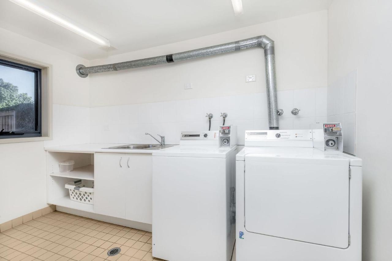 霍克斯伯里赛俱乐部汽车旅馆 温莎 外观 照片 A laundry room with a washing machine and a dryer