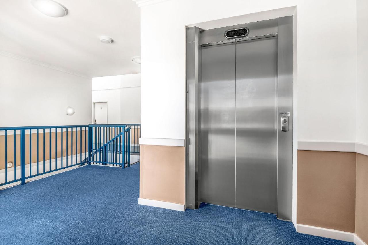霍克斯伯里赛俱乐部汽车旅馆 温莎 外观 照片 A residential elevator