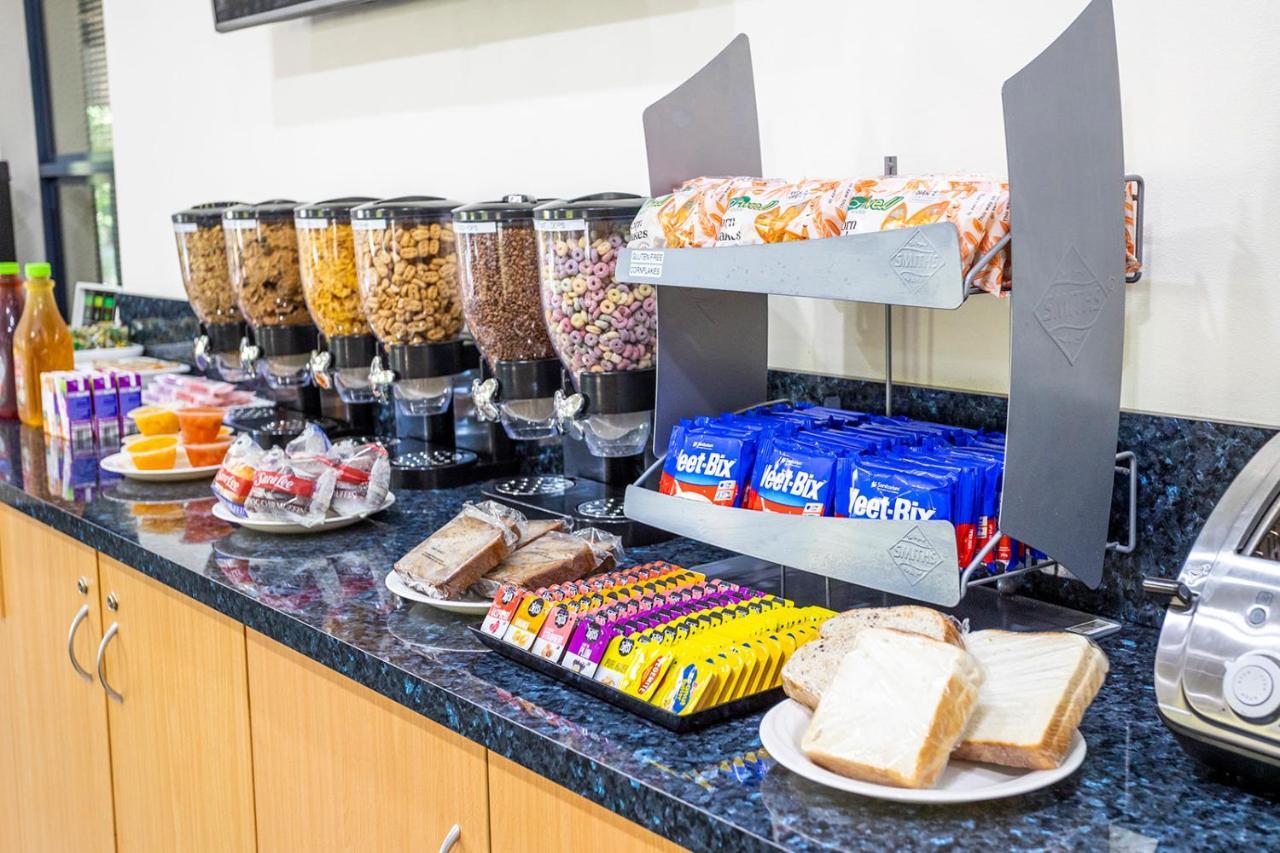 霍克斯伯里赛俱乐部汽车旅馆 温莎 外观 照片 A cereal bar at a hotel