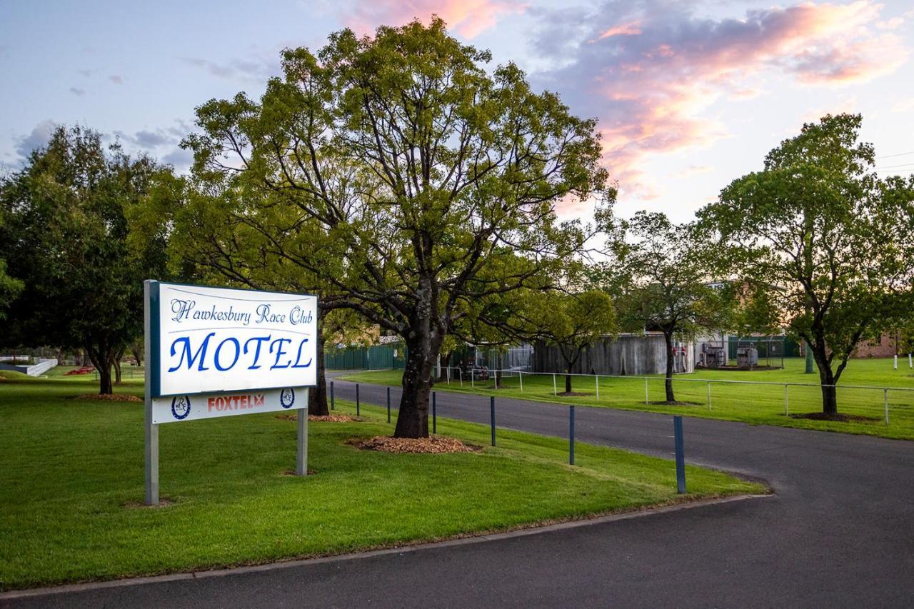 霍克斯伯里赛俱乐部汽车旅馆 温莎 外观 照片 The entrance to the motel