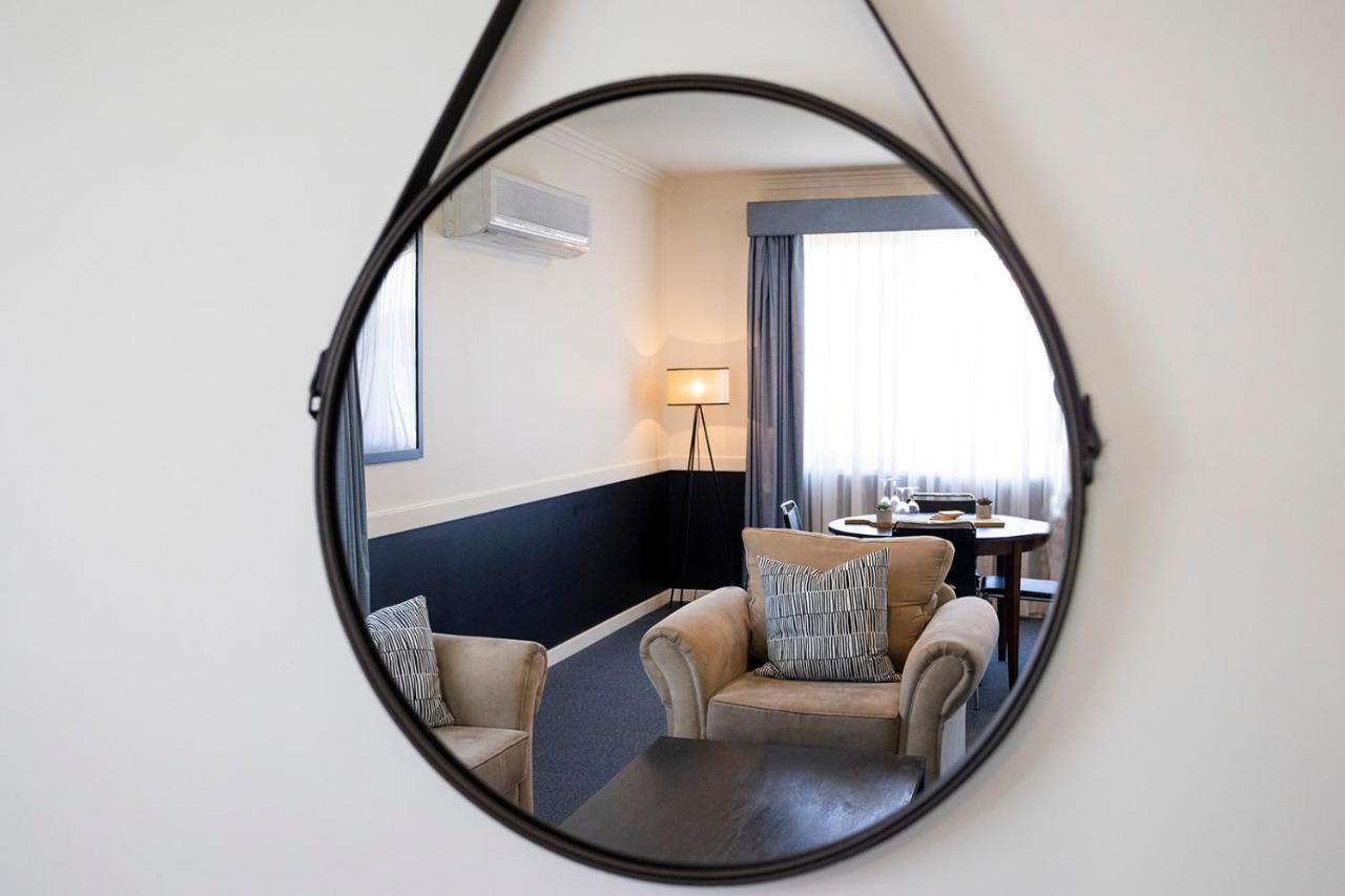 霍克斯伯里赛俱乐部汽车旅馆 温莎 外观 照片 A convex mirror