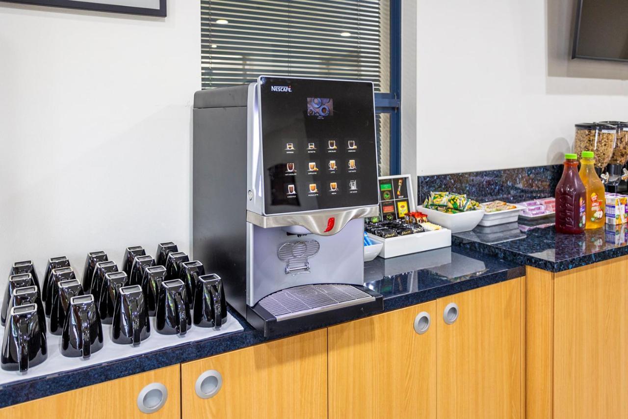 霍克斯伯里赛俱乐部汽车旅馆 温莎 外观 照片 A coffee machine
