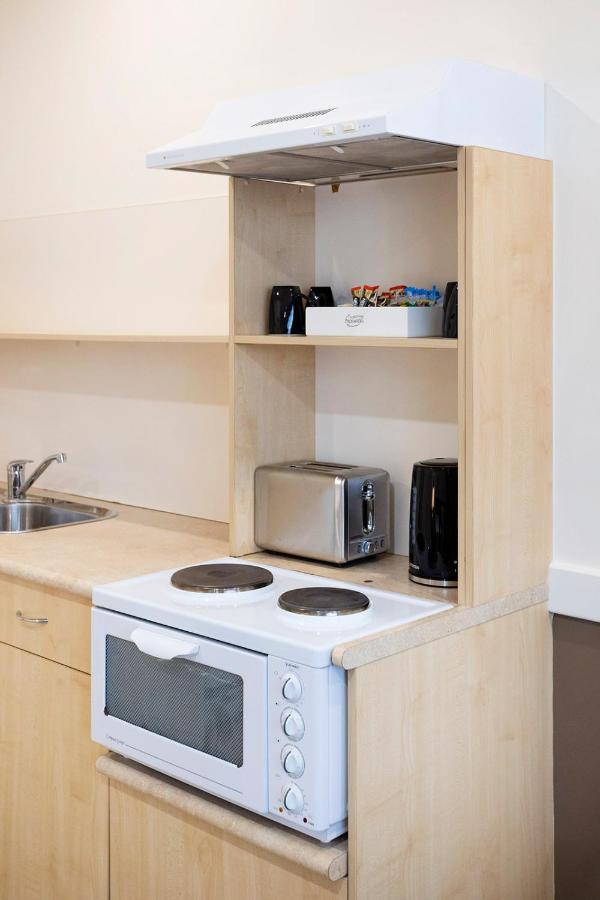 霍克斯伯里赛俱乐部汽车旅馆 温莎 外观 照片 A typical kitchen in a student flat