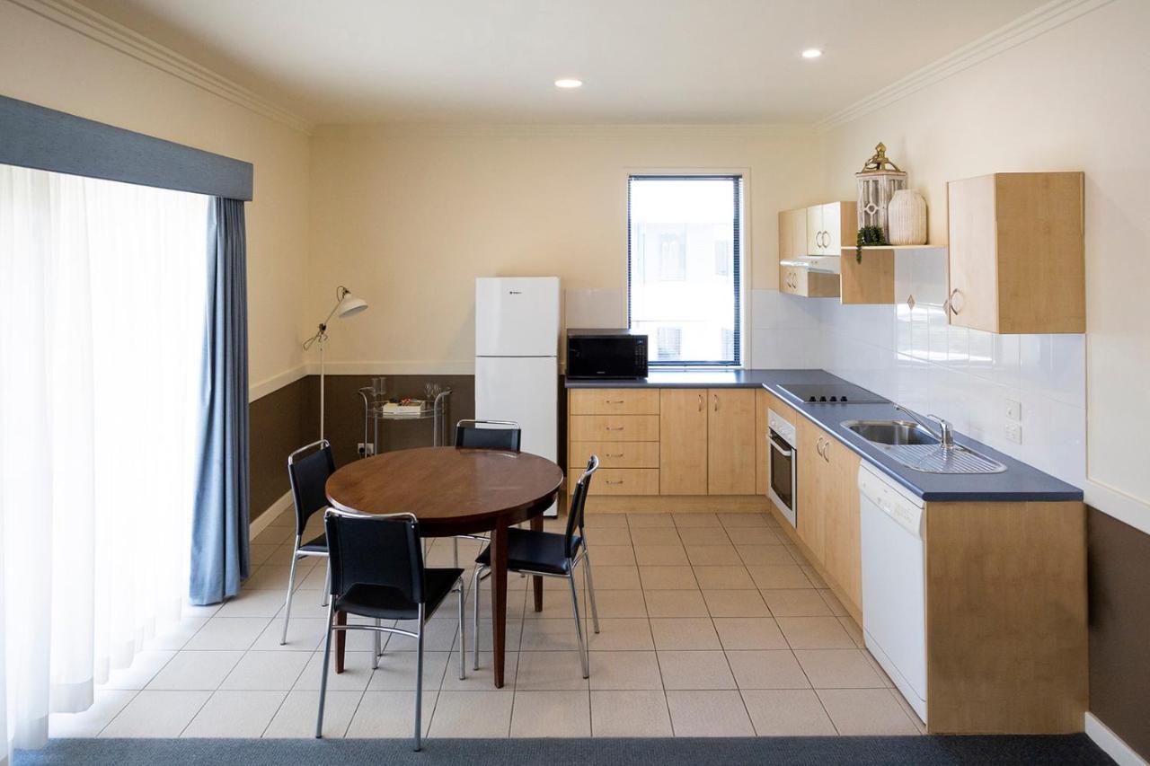 霍克斯伯里赛俱乐部汽车旅馆 温莎 外观 照片 A typical kitchen in a student apartment