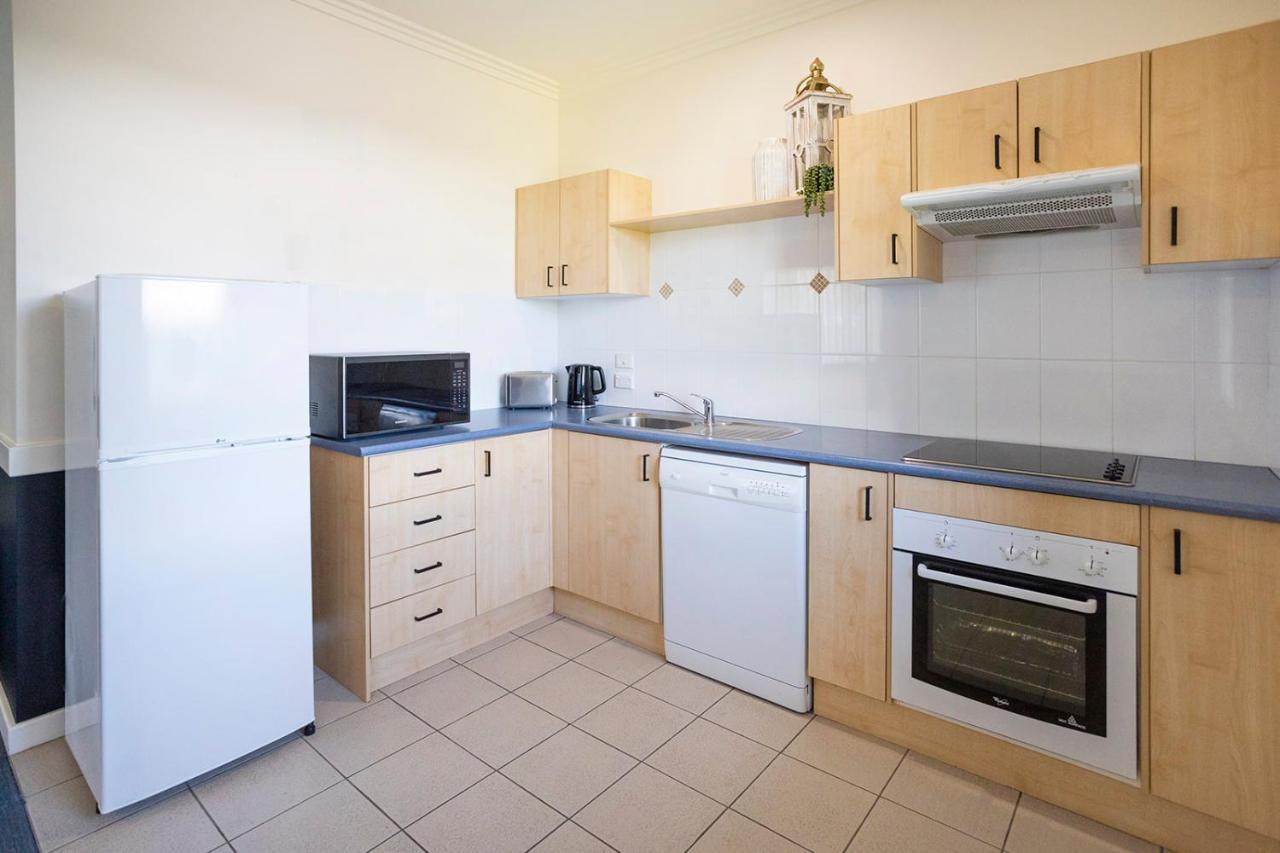 霍克斯伯里赛俱乐部汽车旅馆 温莎 外观 照片 A typical kitchen in a student apartment