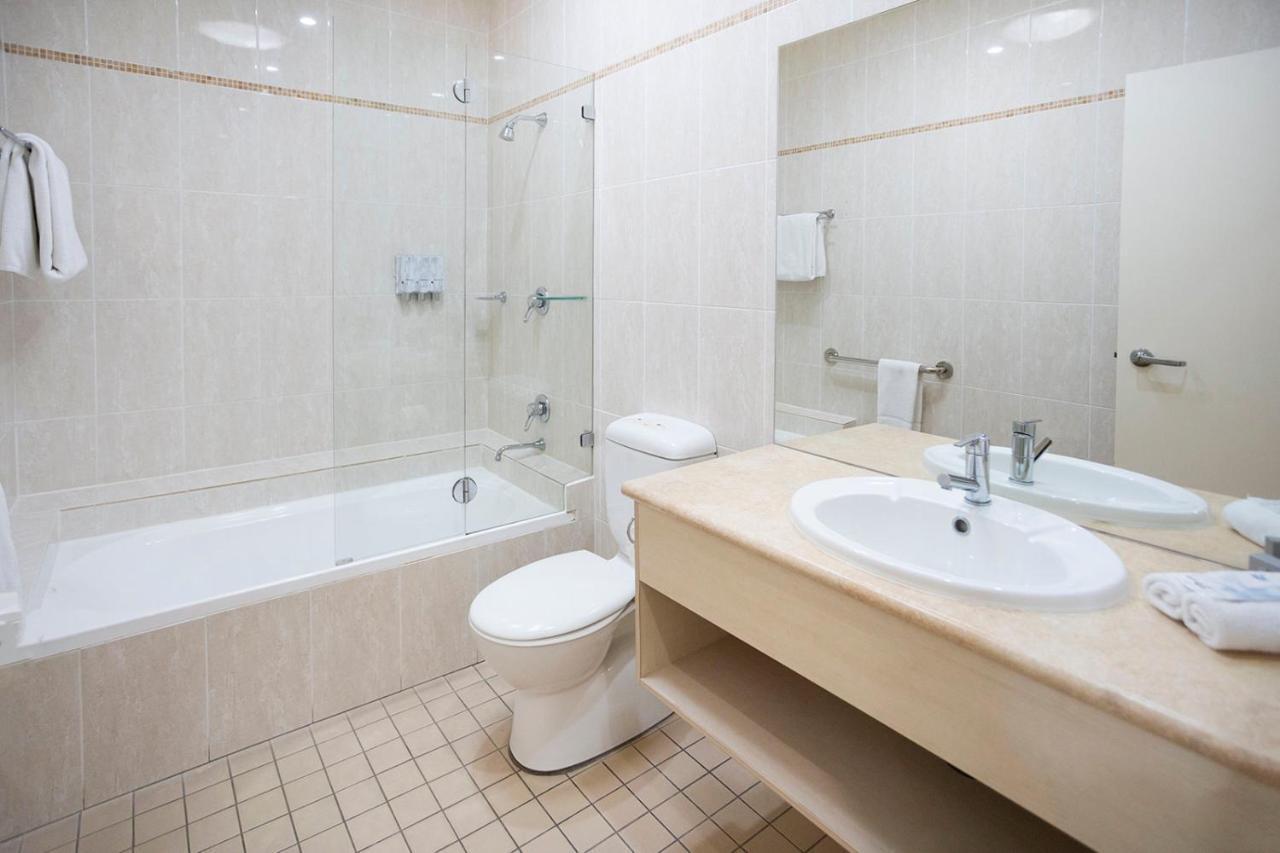 霍克斯伯里赛俱乐部汽车旅馆 温莎 外观 照片 Bathroom with shower enclosure
