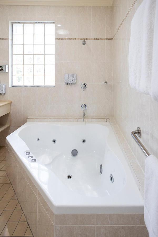 霍克斯伯里赛俱乐部汽车旅馆 温莎 外观 照片 A whirlpool bathtub